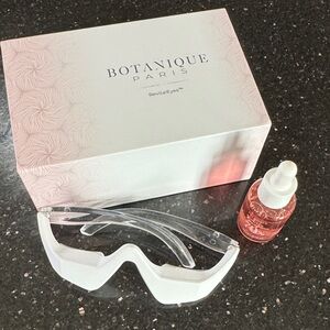 Botanique Paris RevitalEyes Skincare Set - White and Pink